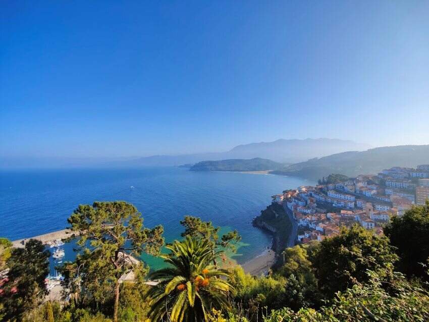 Vista de Lastres y el puerto desde el mirador de San Roque.