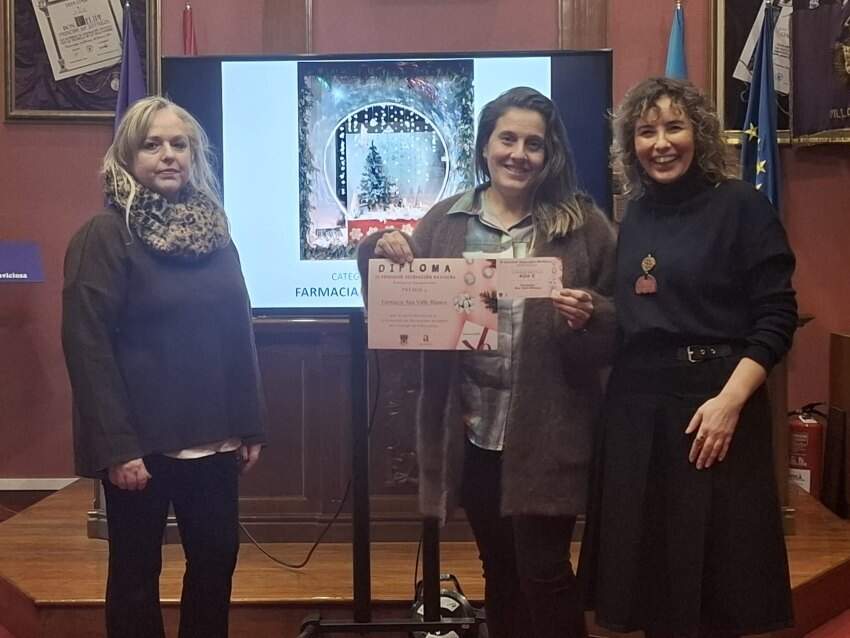 Rocío Vega, concejala y Lucía Llera, de Acosevi, entregan el premio a Ana Valle, de la Farmacia Ana Valle.