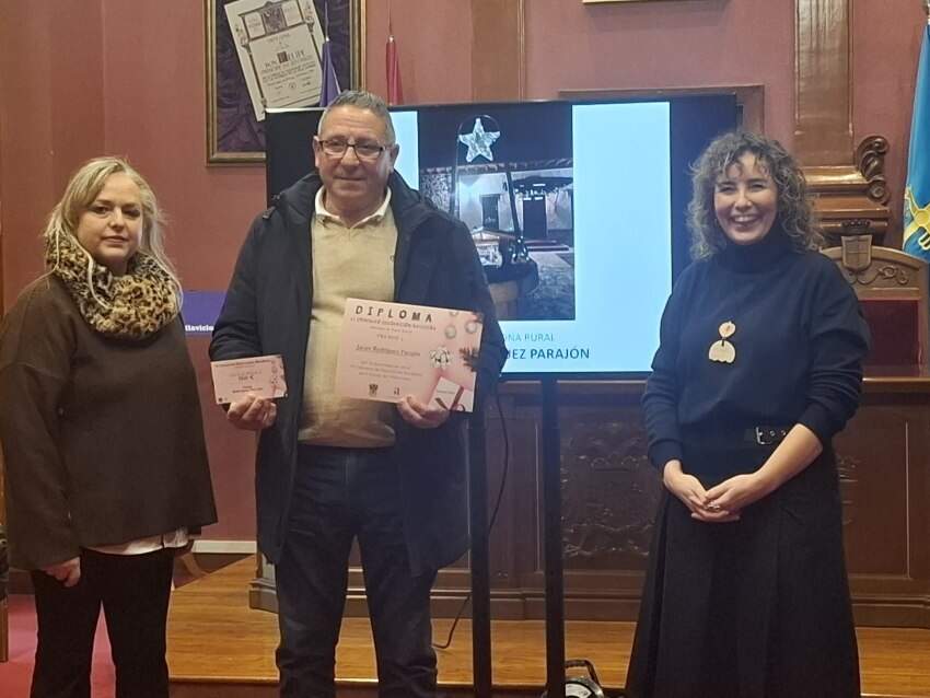 Rocío Vega, concejala y Lucía Llera, de Acosevi, entregan el premio a Javier Rodríguez Parajón.