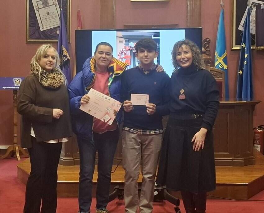 Rocío Vega, concejala y Lucía Llera, de Acosevi, entregan el premio a Tamara y Manuel de La Jartá.