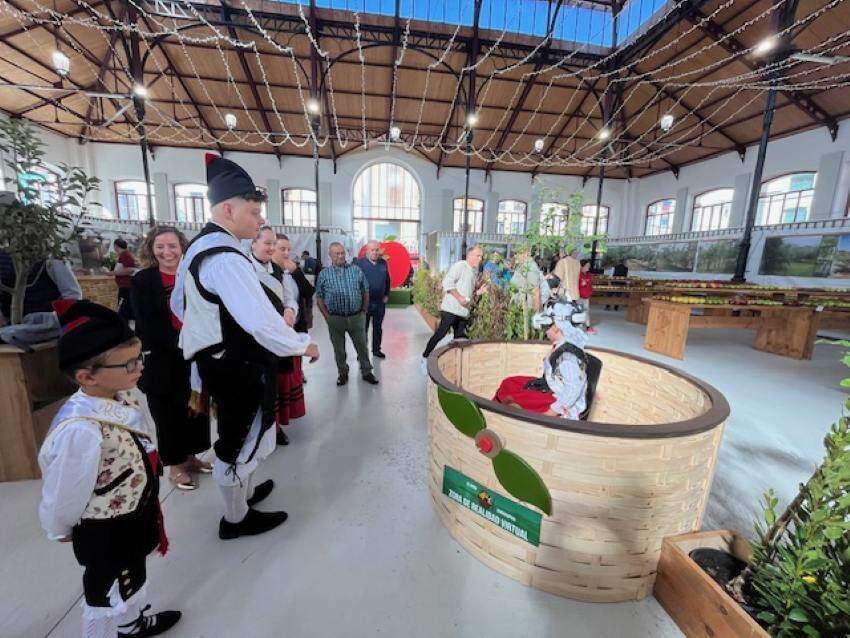 La Reinina probando el Paxu durante el pasado Festival de la Manzana.