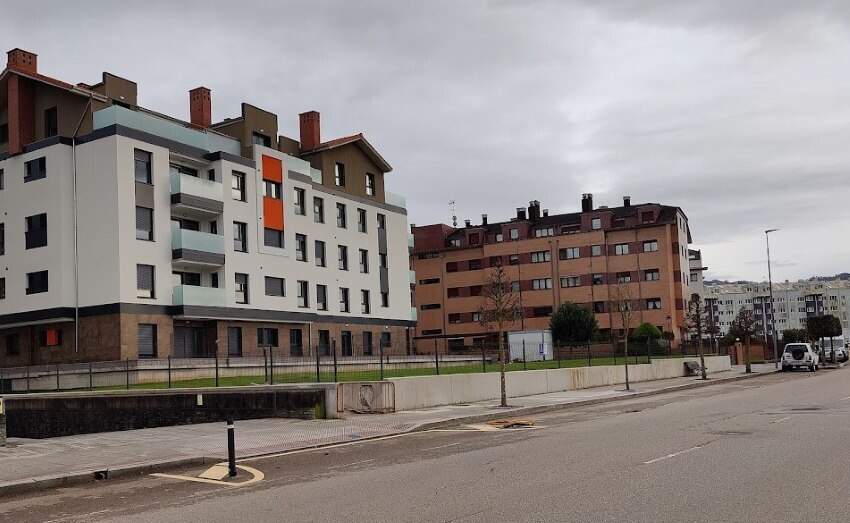 En primera línea, el edificio afectado por el deslinde que no permite.
