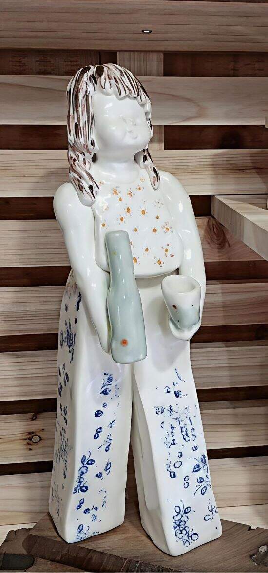 La escanciadora, creada por Charo Cimas.