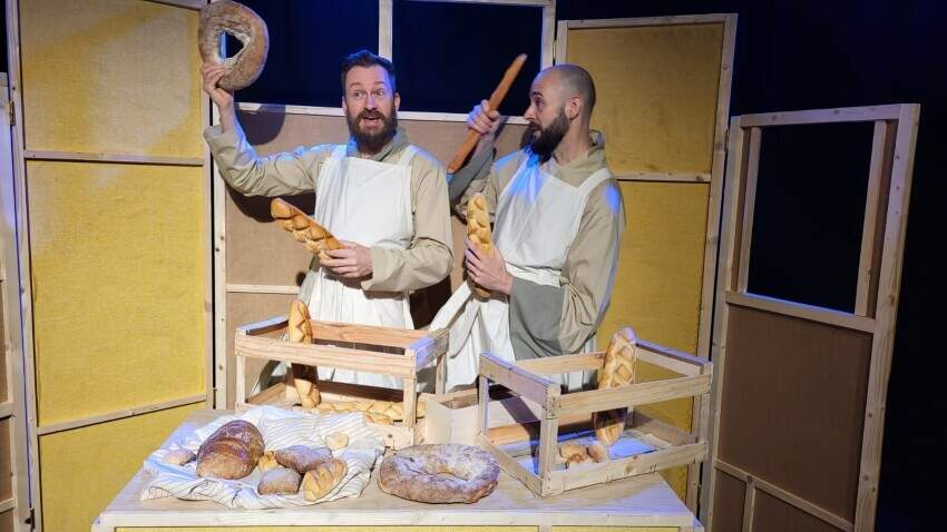 Carapuchiña, teatro de objetos recomendado a partir de 3 años, de Pedras de Cartón.