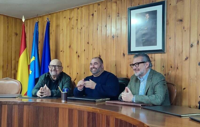 Francisco González, “Quico”, ex alcalde de Cudillero y presidente de AEX@, Saúl Bastián, alcalde de Sariegu y Carlos Guerrero, exalcalde de Pravia y vicepresidente de AEX@.