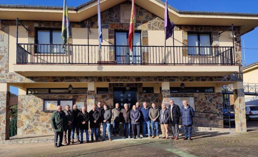 Todos juntos delante del ayuntamiento de Sariegu.
