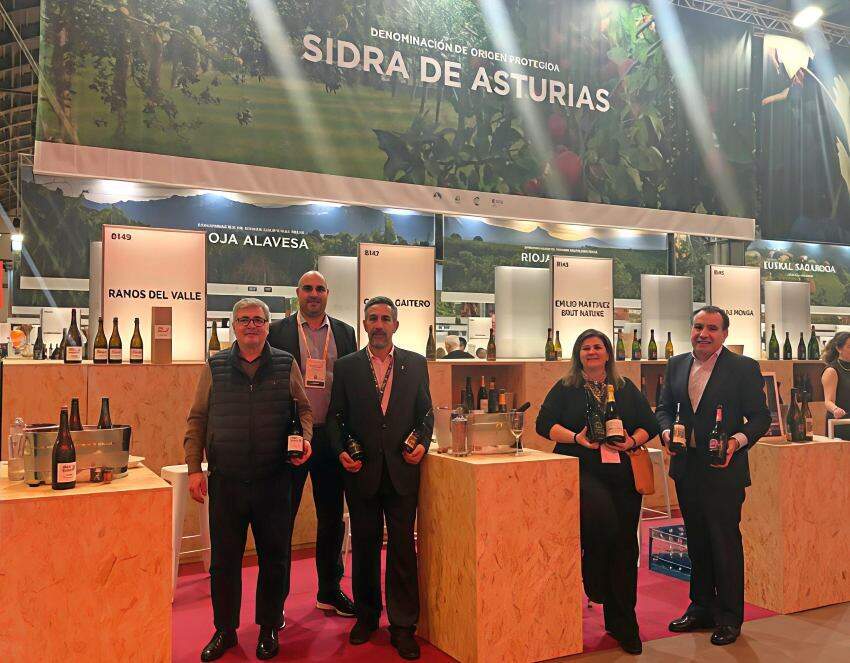 Víctor Ramos, de Sidra Fran; Juan de Valdés y María Cardín de El Gaitero; Fran Martínez, de Sidra El Gobernador; por detrás, Daniel Ruíz, gerente del Consejo Regulador de la Denominación de Origen Protegida Sidra de Asturias (CRDOP).