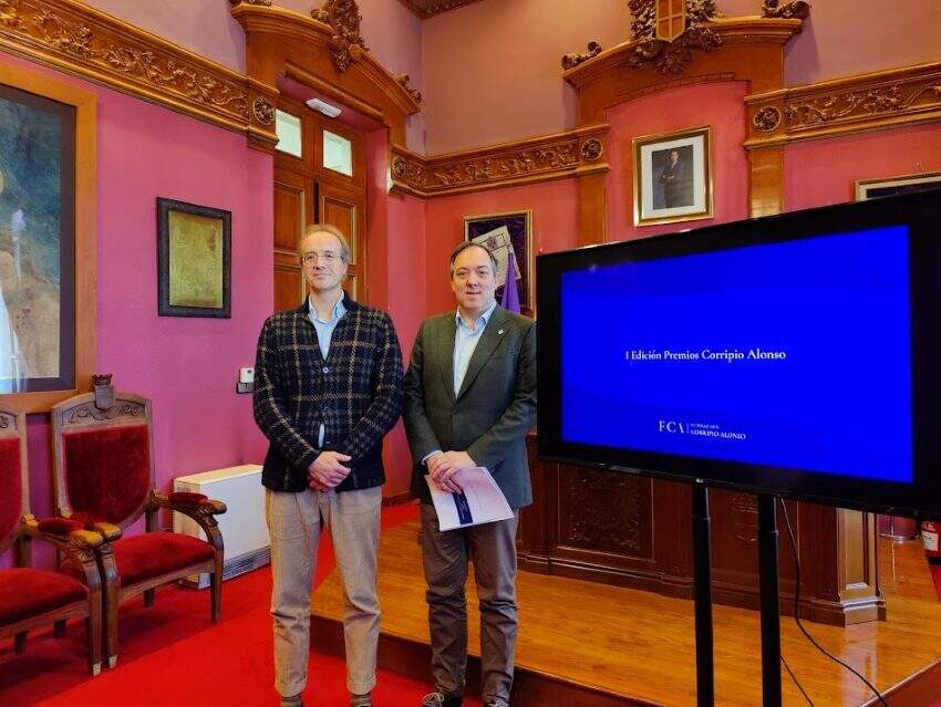 2Andrés Álvarez, secretario general de la Fundación Corripio Alonso, junto a Alejandro Vega, alcalde de Villaviciosa.
