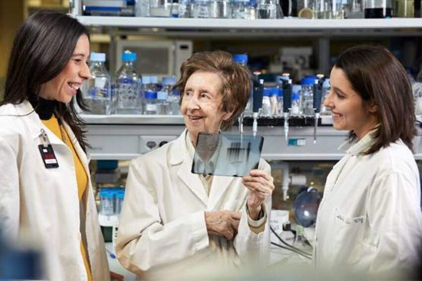 Margarita Salas, bioquímica asturiana de enorme prestigio internacional, entre dos investigadoras.