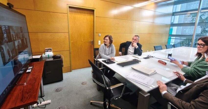 La directora general de Urbanismo, Laura López, y el consejero Ovidio Zapico, en la reunión telemática celebrada esta mañana.