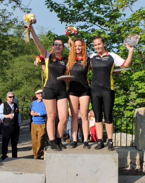podium-femenino-descenso-pilo&ntilde;a