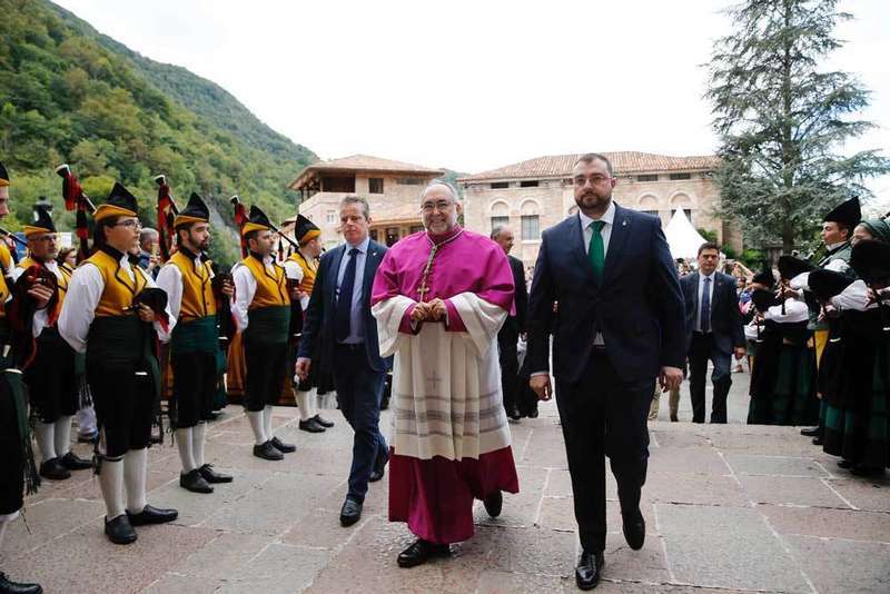 Sintonía entre el socialista Adrián Barbón y el arzobispo Sanz Montes en  Covadonga