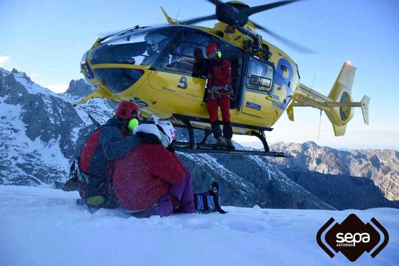 bomberos sepa rescate helicoptero picos de europa