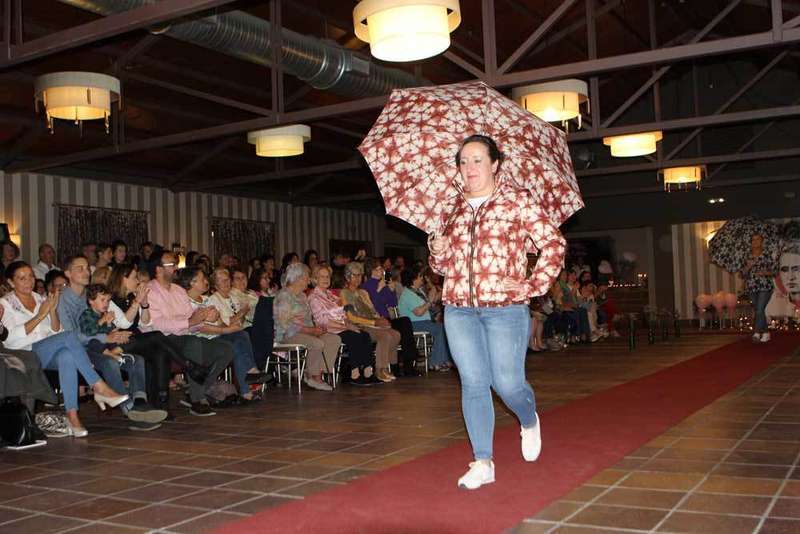 rosa-palo-desfile-solidario