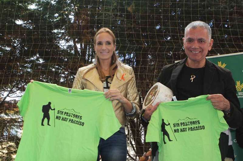 sandra ibarra y juan ramon lucas con los pastores de los picos de europa