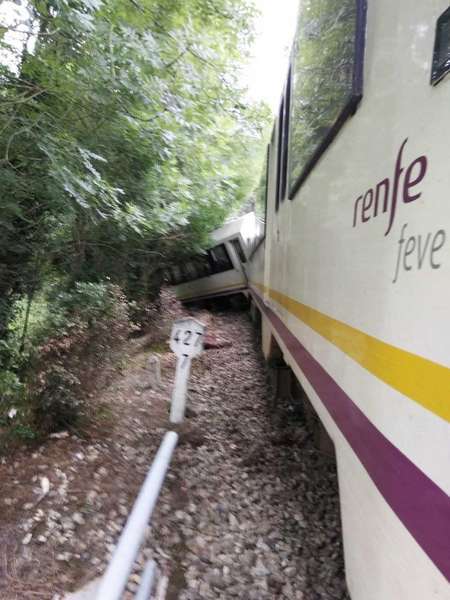 tren-descarrilado-llanes