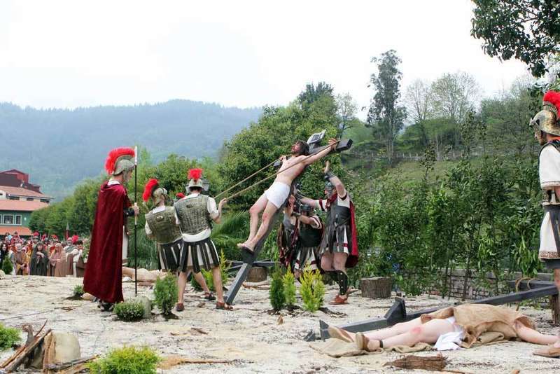 via-crucis-infiesto-crucifixion